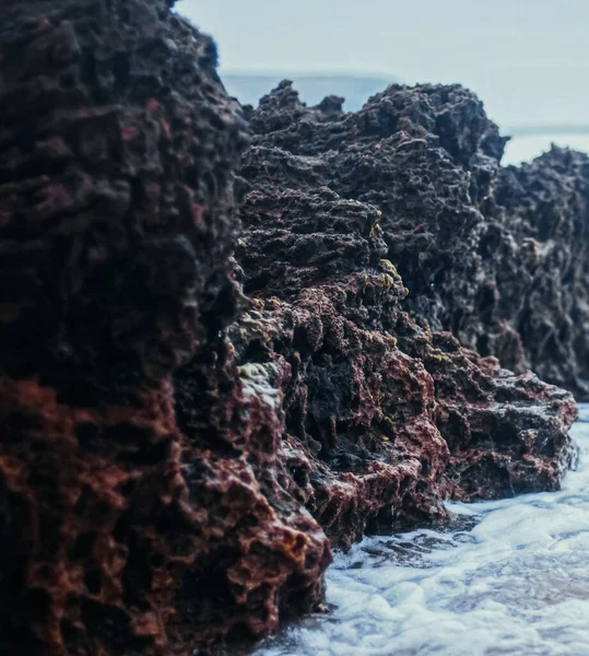 Okyanusta fırtına, deniz dalgaları sahile vuran kayalar, doğa ve su manzarası. — Stok fotoğraf