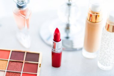 Makyaj ve kozmetik ürünleri makyaj masası, güzellik ve moda