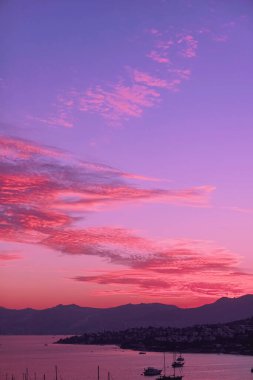 Akdeniz 'deki deniz manzarası ve dağlar gün batımında, yaz tatili seyahatleri ve tatil beldeleri