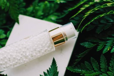 Lüks cilt nemlendirici serum jeli yeşil bahçe, doğal bitkisel kozmetik ve sağlık ve güzellik için organik yaşlanmayı önleyici ürün.