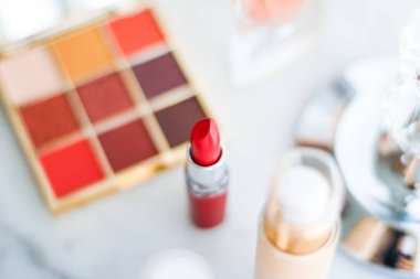 Makyaj ve kozmetik ürünleri makyaj masası, güzellik ve moda