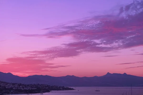 Vista mar e montanhas no Mediterrâneo ao pôr do sol, viagem de férias de verão e destino de férias — Fotografia de Stock