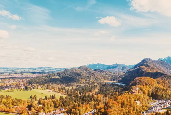 Bela natureza dos Alpes Europeus, vista da paisagem das montanhas alpinas, lago e aldeia na temporada de outono, viagens e destino — Fotografia de Stock