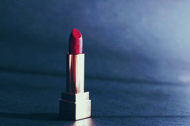 Kırmızı ruj kaliteli güzellik ürünü, makyaj ve kozmetik ürünüdür.