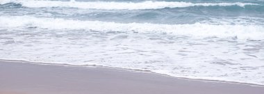 Güzel deniz ya da okyanus dalgaları, tropik kumsal manzarası, yaz tatili seyahati ve tatil beldesi