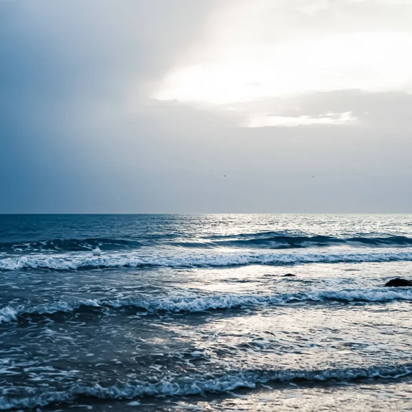 Gyönyörű tenger vagy óceán horizont, kilátás a tengerpartra a trópusi homokos strandtól, nyári vakáció utazás és nyaralás cél — Stock Fotó