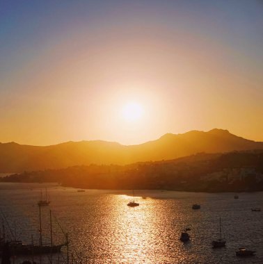 Akdeniz 'deki deniz manzarası ve dağlar gün batımında, yaz tatili seyahatleri ve tatil beldeleri