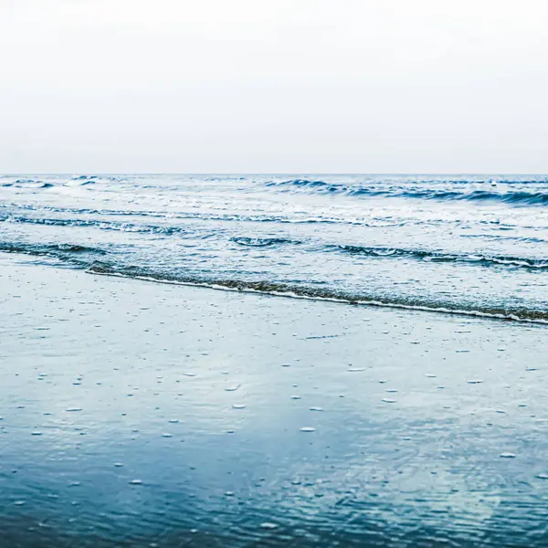 Gyönyörű tenger vagy óceán horizont, kilátás a tengerpartra a trópusi homokos strandtól, nyári vakáció utazás és nyaralás cél — Stock Fotó