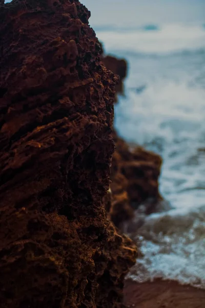 Шторм в океане, морские волны, разбивающиеся о скалы на берегу моря, природа и водный ландшафт — стоковое фото