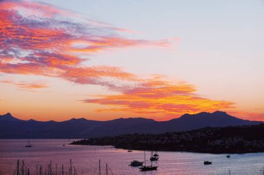 Akdeniz 'deki deniz manzarası ve dağlar gün batımında, yaz tatili seyahatleri ve tatil beldeleri