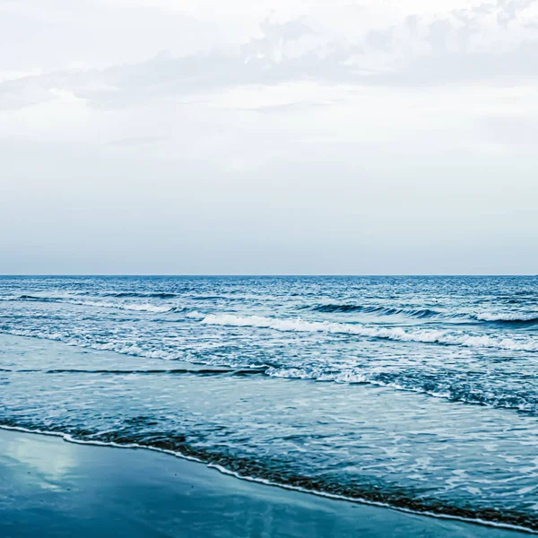 Splendido orizzonte mare o oceano, vista sulla costa dalla spiaggia di sabbia tropicale, vacanze estive e destinazione turistica — Foto Stock