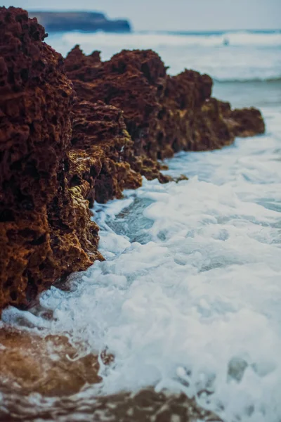 Okyanusta fırtına, deniz dalgaları sahile vuran kayalar, doğa ve su manzarası. — Stok fotoğraf