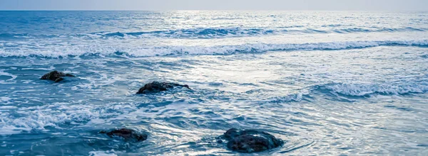 Gyönyörű tenger vagy óceán horizont, kilátás a tengerpartra a trópusi homokos strandtól, nyári vakáció utazás és nyaralás cél — Stock Fotó