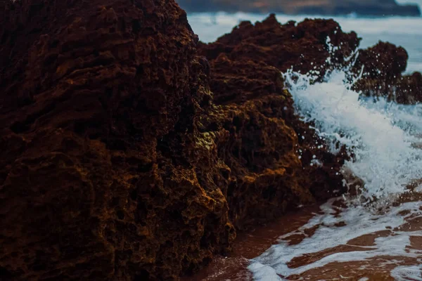 Vihar az óceánban, tengerhullámok zuhannak sziklákra a tengerparton, természet és víztükör — Stock Fotó
