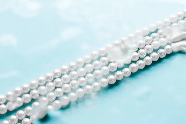 Bijoux de perles sous la surface de l'eau, mode et luxe — Photo