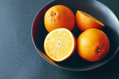 Siyah kasede taze sulu portakallar, sağlıklı beslenme ve beslenme