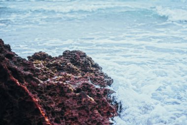 Okyanusta fırtına, deniz dalgaları sahile vuran kayalar, doğa ve su manzarası.
