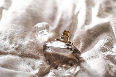 Aromatik çiçekli parfüm şişesi, lüks bir koku.