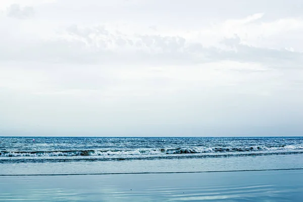 Belle mer ou océan horizon, vue sur la côte de plage de sable tropical, vacances d'été Voyage et destination de vacances — Photo