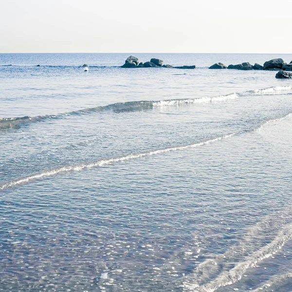 Prachtige zee of oceaanhorizon, uitzicht op de kust vanaf tropisch zandstrand, zomervakantie en vakantiebestemming — Stockfoto