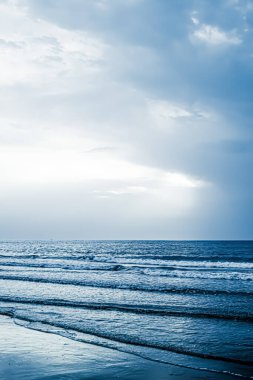 Güzel deniz ya da okyanus ufku, tropikal kumsal manzarası, yaz tatili seyahati ve tatil beldesi