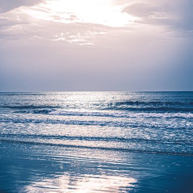 Güzel deniz ya da okyanus ufku, tropikal kumsal manzarası, yaz tatili seyahati ve tatil beldesi