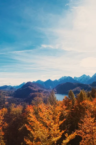 Beautiful nature of European Alps, landscape view of alpine mountains, lake and village in autumn season, travel and destination — Stock Photo, Image