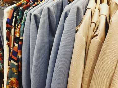 Alışveriş merkezindeki bir butik mağazasında giysi sergileniyor, hızlı moda.