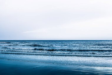 Güzel deniz ya da okyanus ufku, tropikal kumsal manzarası, yaz tatili seyahati ve tatil beldesi