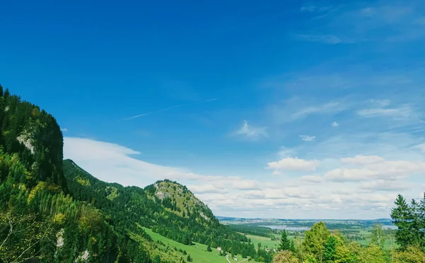 Bela natureza dos Alpes Europeus, vista da paisagem das montanhas alpinas, lago e aldeia na temporada de primavera, viagens e destino — Fotografia de Stock