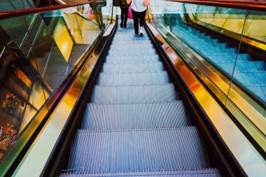 Şehir merkezindeki bir alışveriş merkezinde yürüyen merdiven.