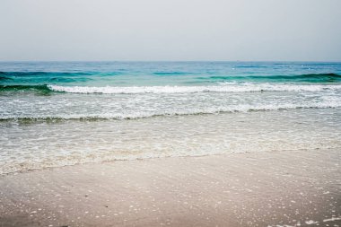 Güzel deniz ya da okyanus ufku, tropikal kumsal manzarası, yaz tatili seyahati ve tatil beldesi