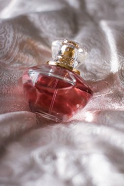 Aromatik çiçekli parfüm şişesi, kadınlar için lüks bir koku.