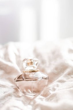 Aromatik çiçekli parfüm şişesi, kadınlar için lüks bir koku.