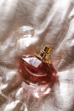 Aromatik çiçekli parfüm şişesi, kadınlar için lüks bir koku.