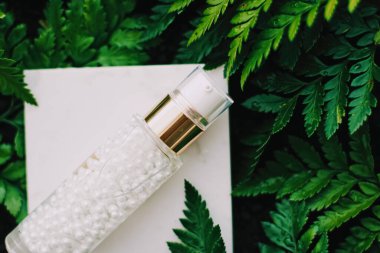 Lüks cilt nemlendirici serum jeli yeşil bahçe, doğal bitkisel kozmetik ürünler ve sağlık ve güzellik için organik yaşlanma karşıtı ürünler.