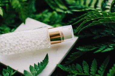 Lüks cilt nemlendirici serum jeli yeşil bahçe, doğal bitkisel kozmetik ürünler ve sağlık ve güzellik için organik yaşlanma karşıtı ürünler.