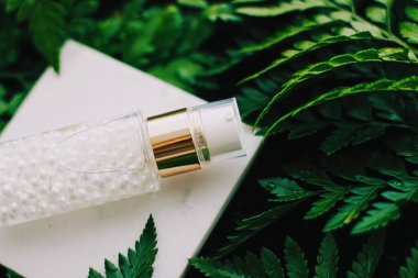 Lüks cilt nemlendirici serum jeli yeşil bahçe, doğal bitkisel kozmetik ürünler ve sağlık ve güzellik için organik yaşlanma karşıtı ürünler.