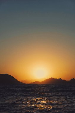 Akdeniz 'deki güzel deniz manzarası ve dağlar gün batımında, yaz tatili seyahatleri ve tatil beldeleri