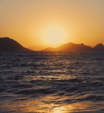 Akdeniz 'deki güzel deniz manzarası ve dağlar gün batımında, yaz tatili seyahatleri ve tatil beldeleri