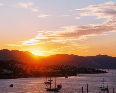 Akdeniz 'deki güzel deniz manzarası ve dağlar gün batımında, yaz tatili seyahatleri ve tatil beldeleri