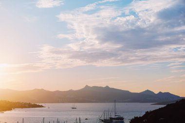 Akdeniz 'deki güzel deniz manzarası ve dağlar gün batımında, yaz tatili seyahatleri ve tatil beldeleri