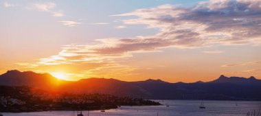 Akdeniz 'deki güzel deniz manzarası ve dağlar gün batımında, yaz tatili seyahatleri ve tatil beldeleri