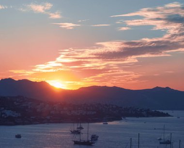 Akdeniz 'deki güzel deniz manzarası ve dağlar gün batımında, yaz tatili seyahatleri ve tatil beldeleri