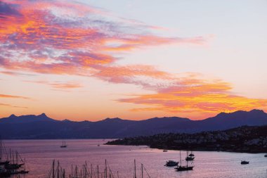 Akdeniz 'deki güzel deniz manzarası ve dağlar gün batımında, yaz tatili seyahatleri ve tatil beldeleri