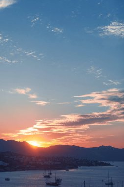 Akdeniz 'deki güzel deniz manzarası ve dağlar gün batımında, yaz tatili seyahatleri ve tatil beldeleri