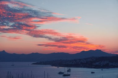 Akdeniz 'deki güzel deniz manzarası ve dağlar gün batımında, yaz tatili seyahatleri ve tatil beldeleri