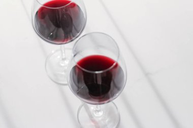 İki kadeh kırmızı şarap, organik içecek ürünü.