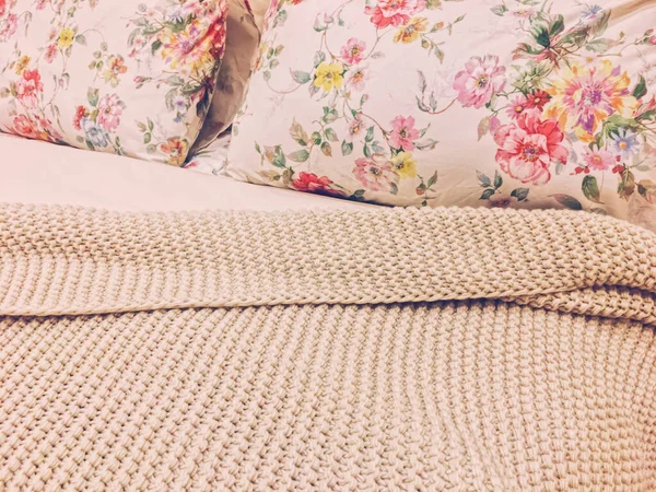 Poduszki Poduszki Pięknym Łóżku Sypialni Dla Zdrowego Komfortowego Snu — Zdjęcie stockowe