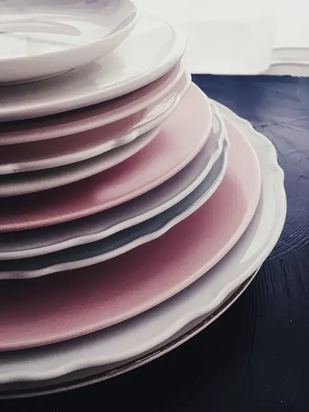 Stapel Leerer Teller Auf Schwarzem Hintergrund Luxuriöses Geschirr Und Tischdekoration — Stockfoto